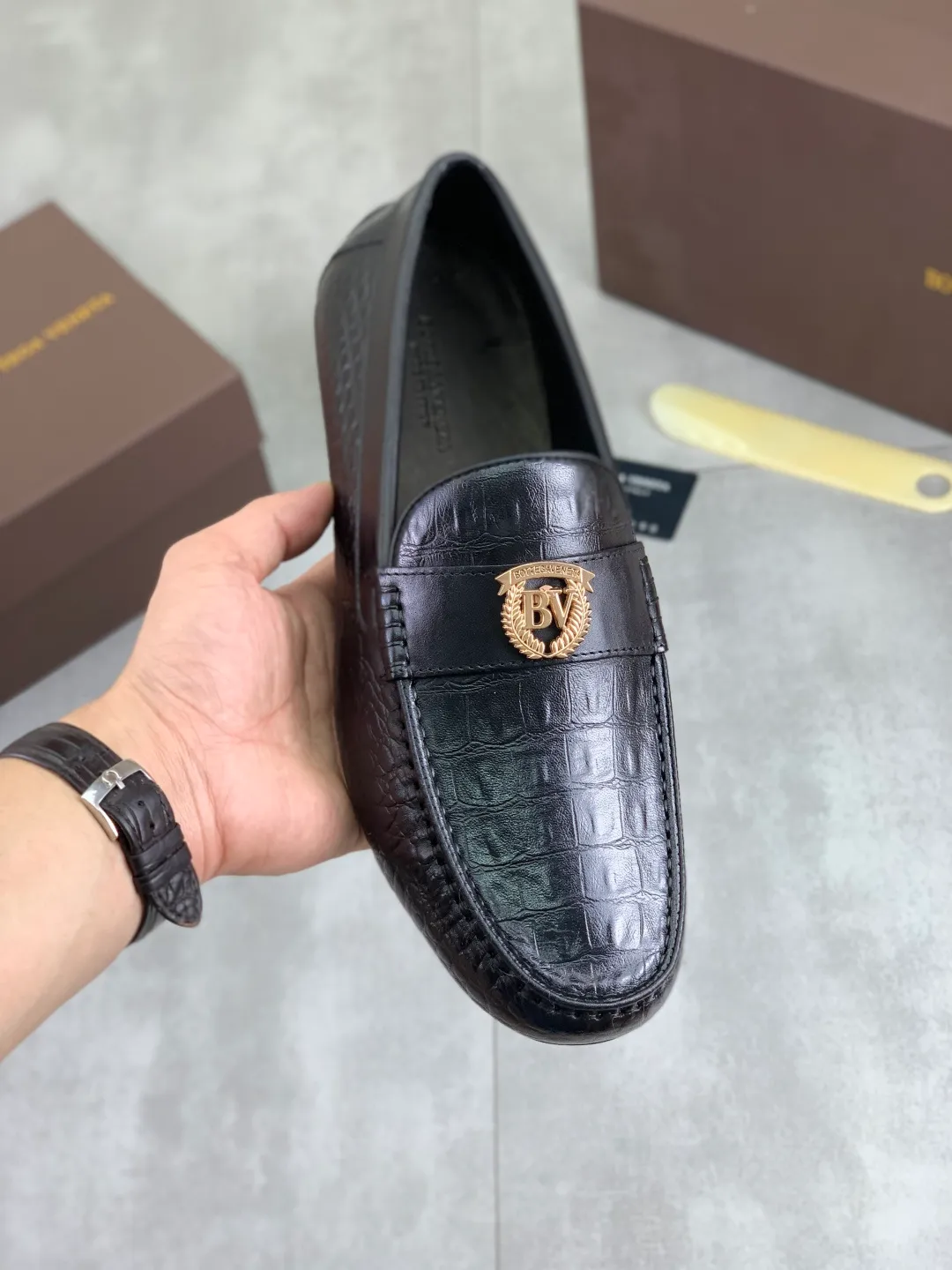 Men's shoes 💰P420 [New model] Water-dyed Niuli 💰High-quality business beanie shoes 💎💎💎 BOTTEGA VENETA official website synchronizes the latest top version of BV in the market, accepts material comparison, shoe type comparison, process comparison, practical and texture, versatile, suitable for any occasion, the more you look at it, the more it tastes. Pure hand-woven craftsmanship - Upper material, hand-woven calfskin imported from Italy 🇮🇹 - High-quality water-dyed cowhide lining - Original private model customized outsole -Size: 39-44 (38 45 can be customized) Color: black optional